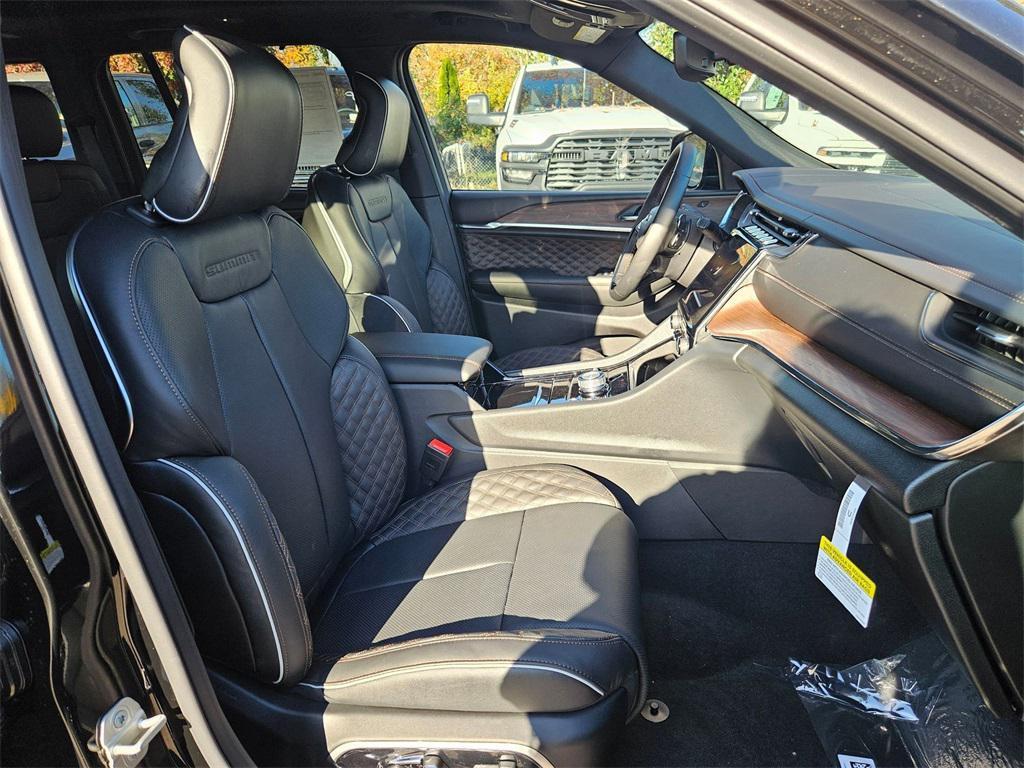 new 2025 Jeep Grand Cherokee car, priced at $54,743