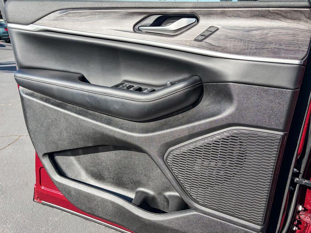 used 2024 Jeep Grand Cherokee car, priced at $35,995