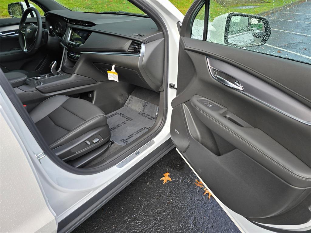 new 2025 Cadillac XT6 car, priced at $53,915
