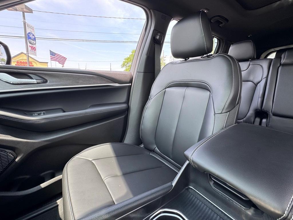 new 2025 Jeep Grand Cherokee car, priced at $49,890