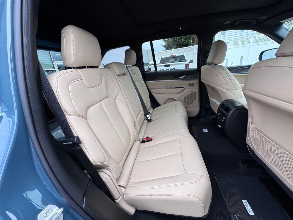 new 2026 Jeep Grand Cherokee car, priced at $43,567