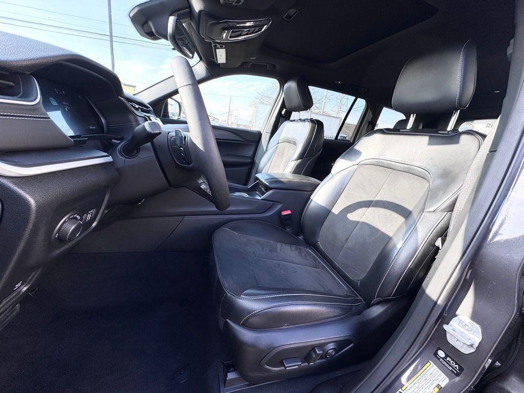 used 2024 Jeep Grand Cherokee car, priced at $29,850