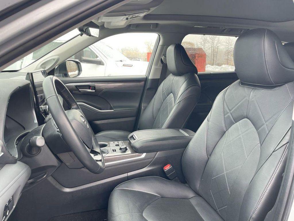used 2024 Toyota Highlander car, priced at $41,989