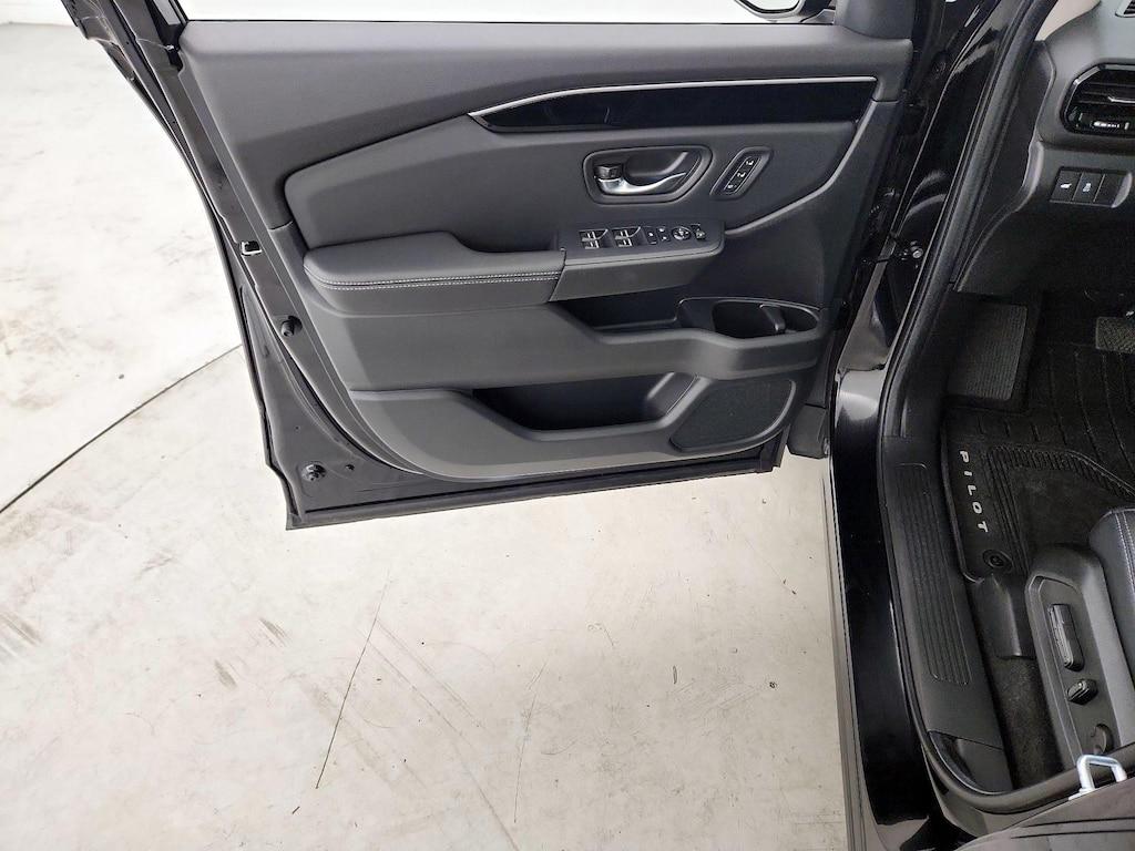 used 2025 Honda Pilot car, priced at $43,998