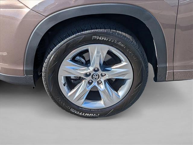 used 2019 Toyota Highlander car, priced at $27,764