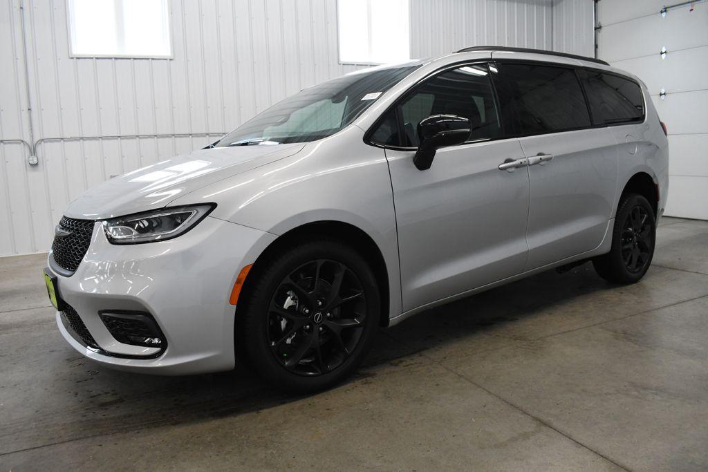 used 2026 Chrysler Pacifica car, priced at $62,900