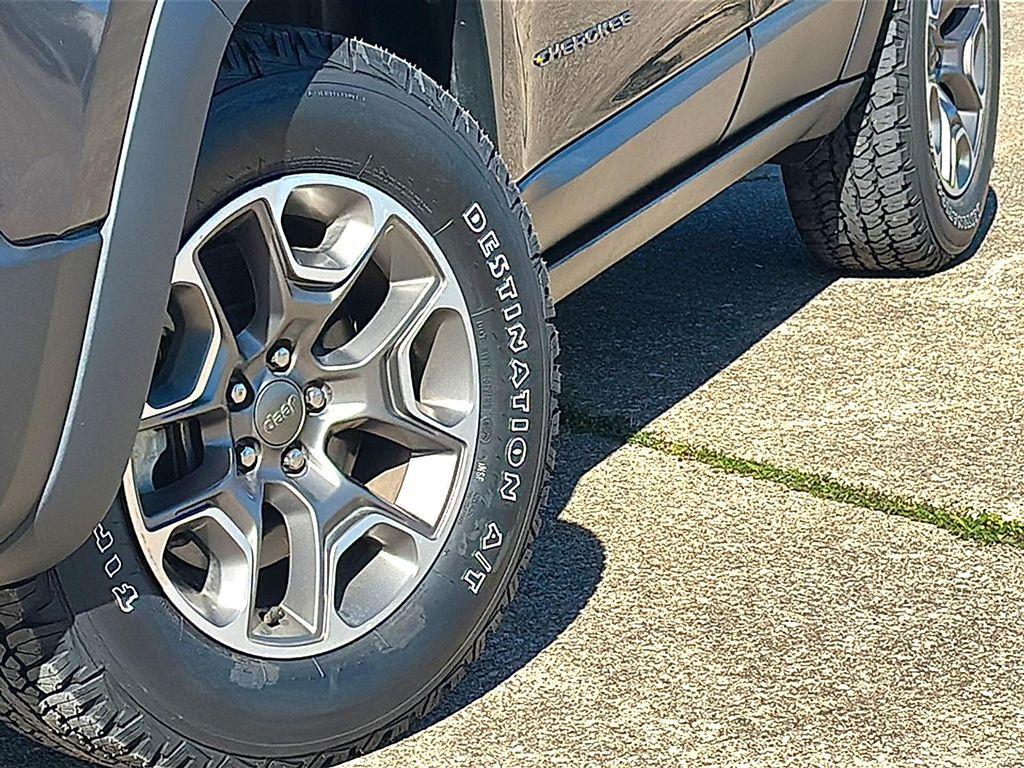 used 2022 Jeep Cherokee car, priced at $19,995