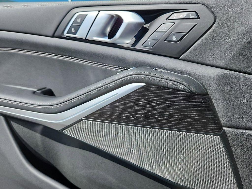 new 2025 BMW X7 car, priced at $118,424