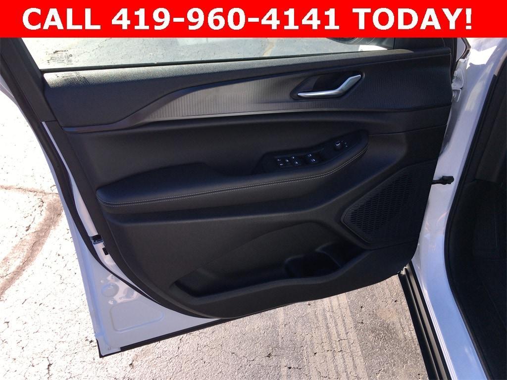 new 2025 Jeep Grand Cherokee car, priced at $40,525