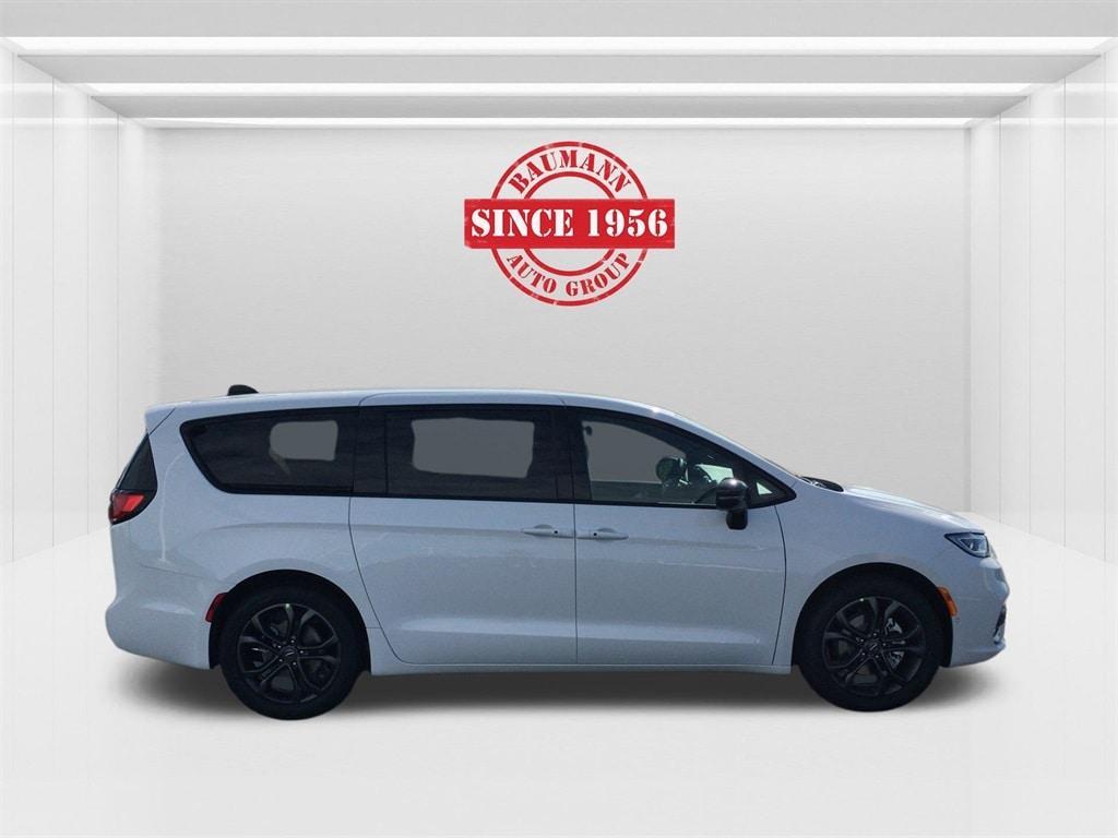 new 2026 Chrysler Pacifica car, priced at $43,565