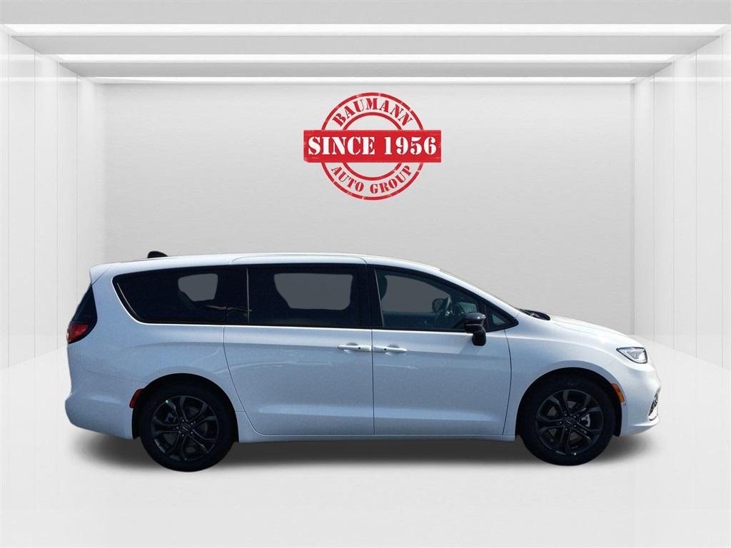 new 2026 Chrysler Pacifica car, priced at $43,565