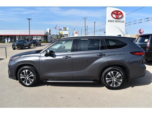 used 2022 Toyota Highlander car, priced at $32,428