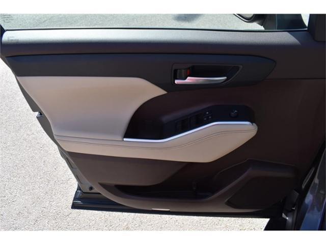 used 2022 Toyota Highlander car, priced at $32,428