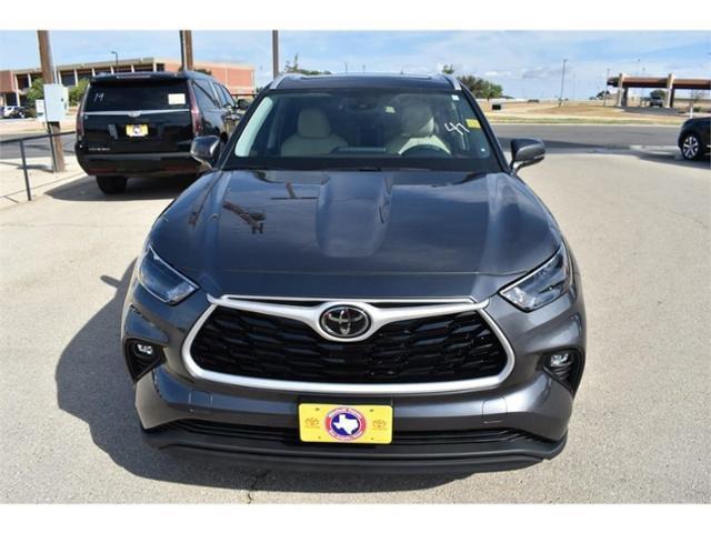 used 2022 Toyota Highlander car, priced at $32,428
