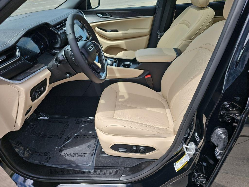 used 2025 Jeep Grand Cherokee car, priced at $42,981