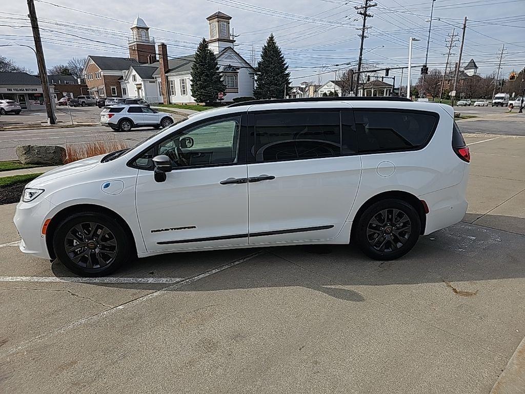 used 2024 Chrysler Pacifica Hybrid car, priced at $38,981