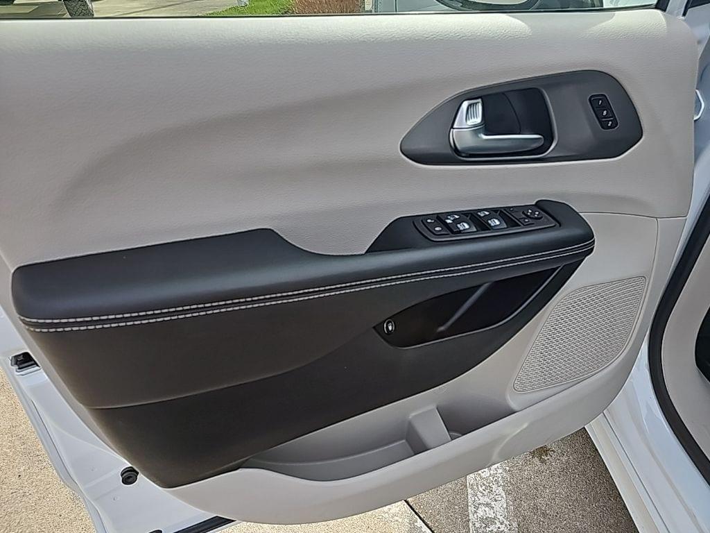 used 2024 Chrysler Pacifica Hybrid car, priced at $38,981