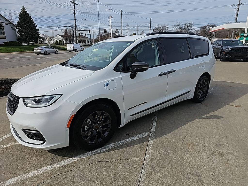 used 2024 Chrysler Pacifica Hybrid car, priced at $38,981