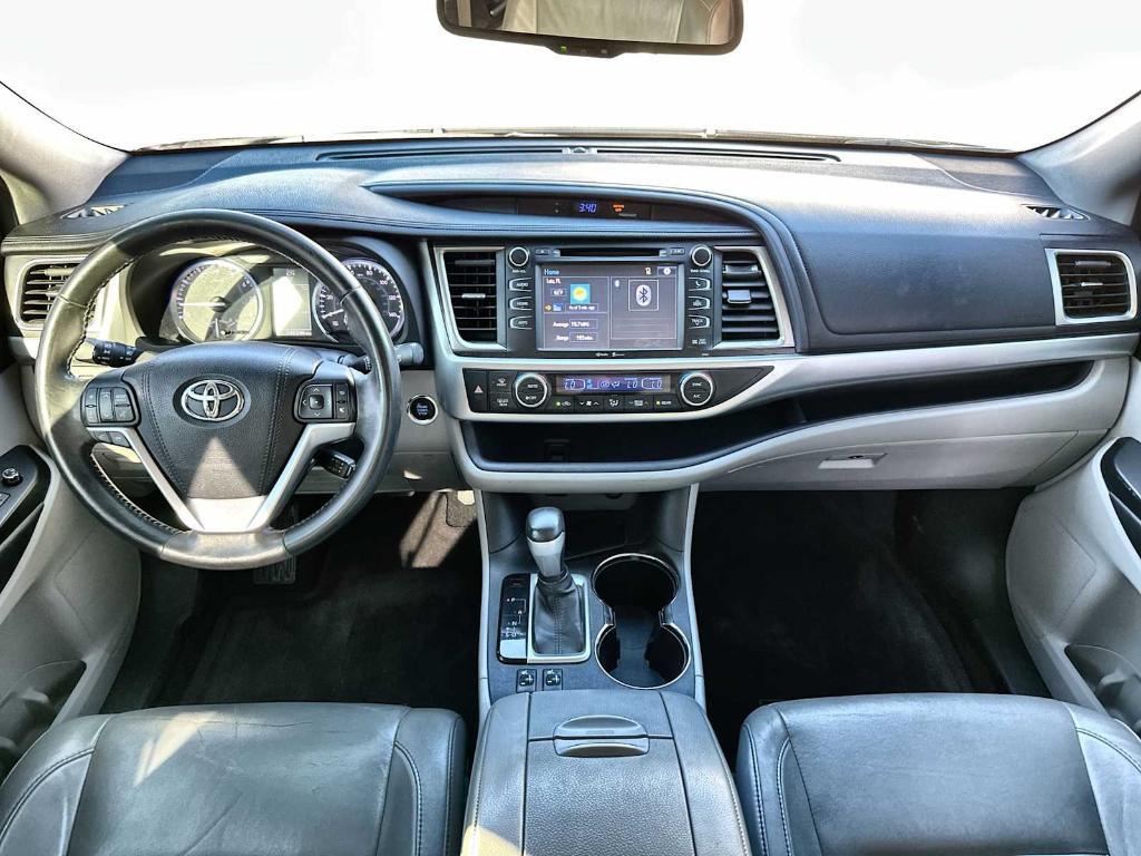 used 2015 Toyota Highlander car, priced at $13,999