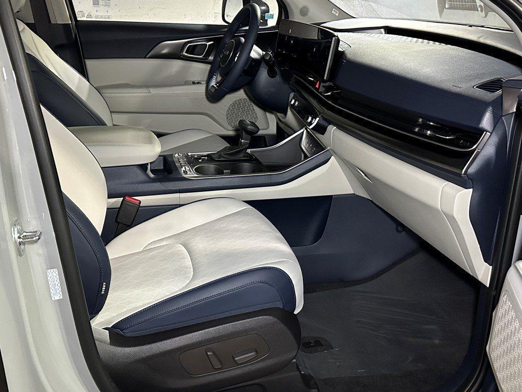 new 2025 Kia Carnival car, priced at $43,900
