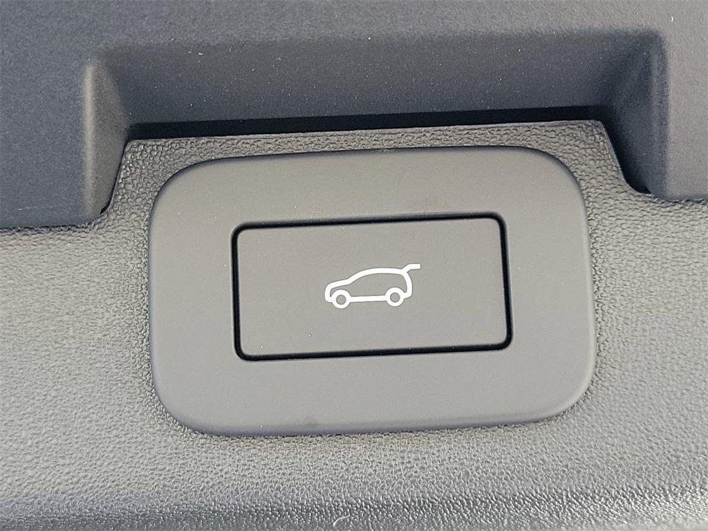 new 2025 Land Rover Discovery car, priced at $69,997