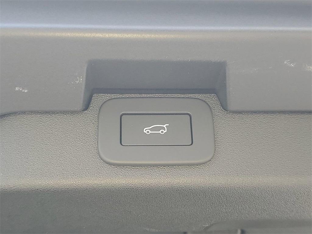 new 2025 Land Rover Discovery car, priced at $64,470