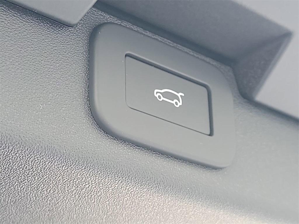 new 2026 Land Rover Discovery car, priced at $78,236