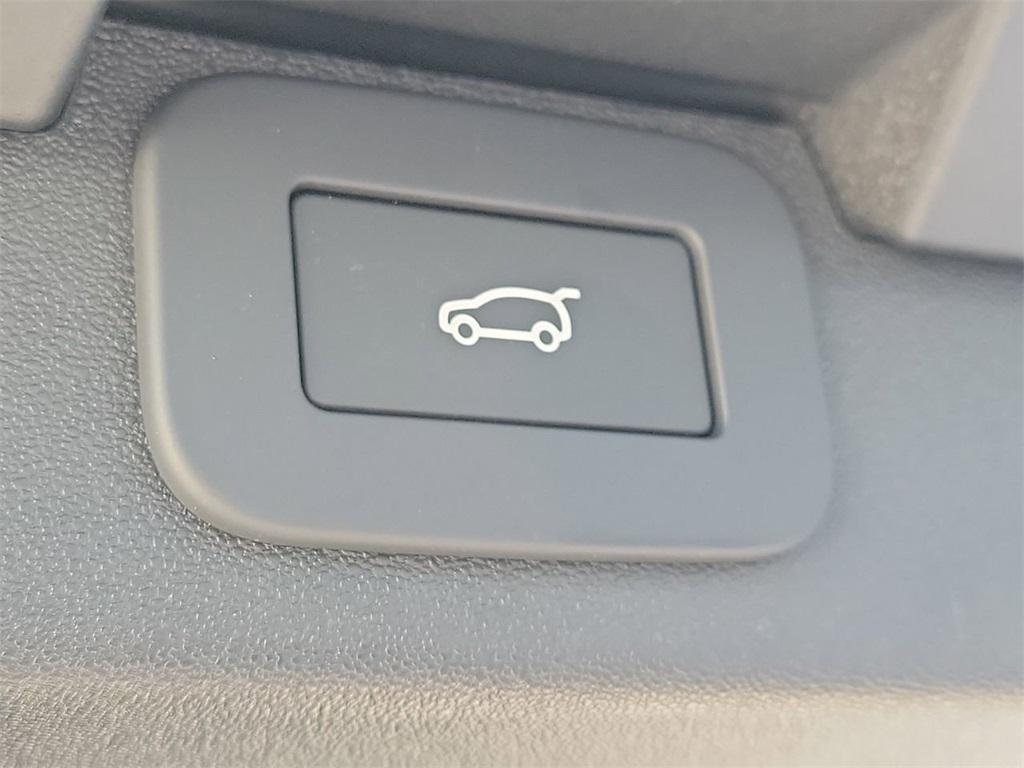 new 2026 Land Rover Discovery car, priced at $79,026