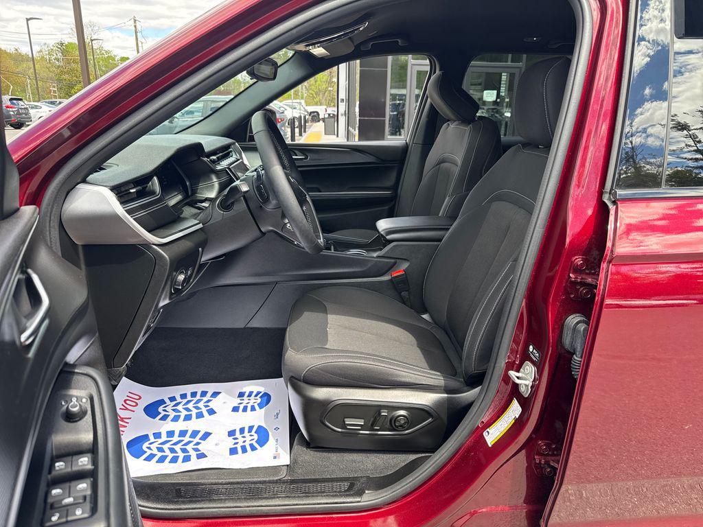 used 2024 Jeep Grand Cherokee car, priced at $32,000