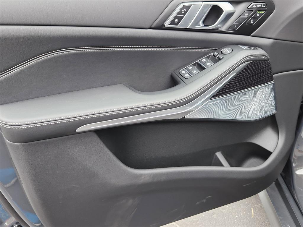 new 2026 BMW X7 car, priced at $111,204