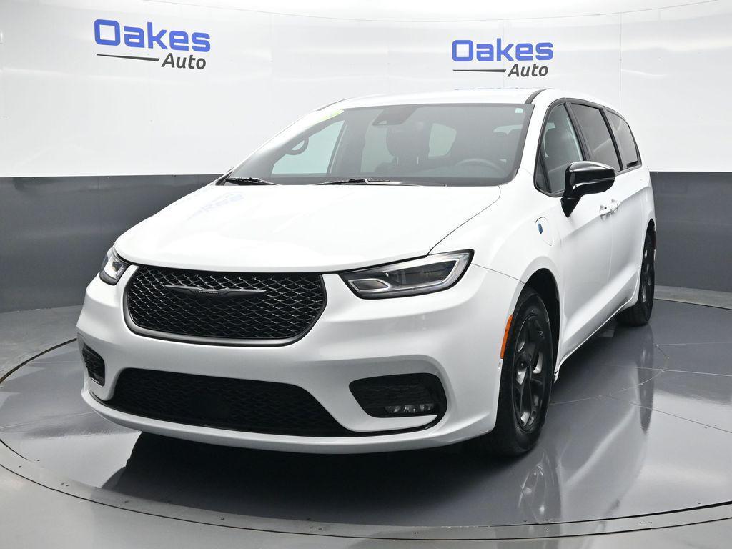 used 2024 Chrysler Pacifica Hybrid car, priced at $27,000