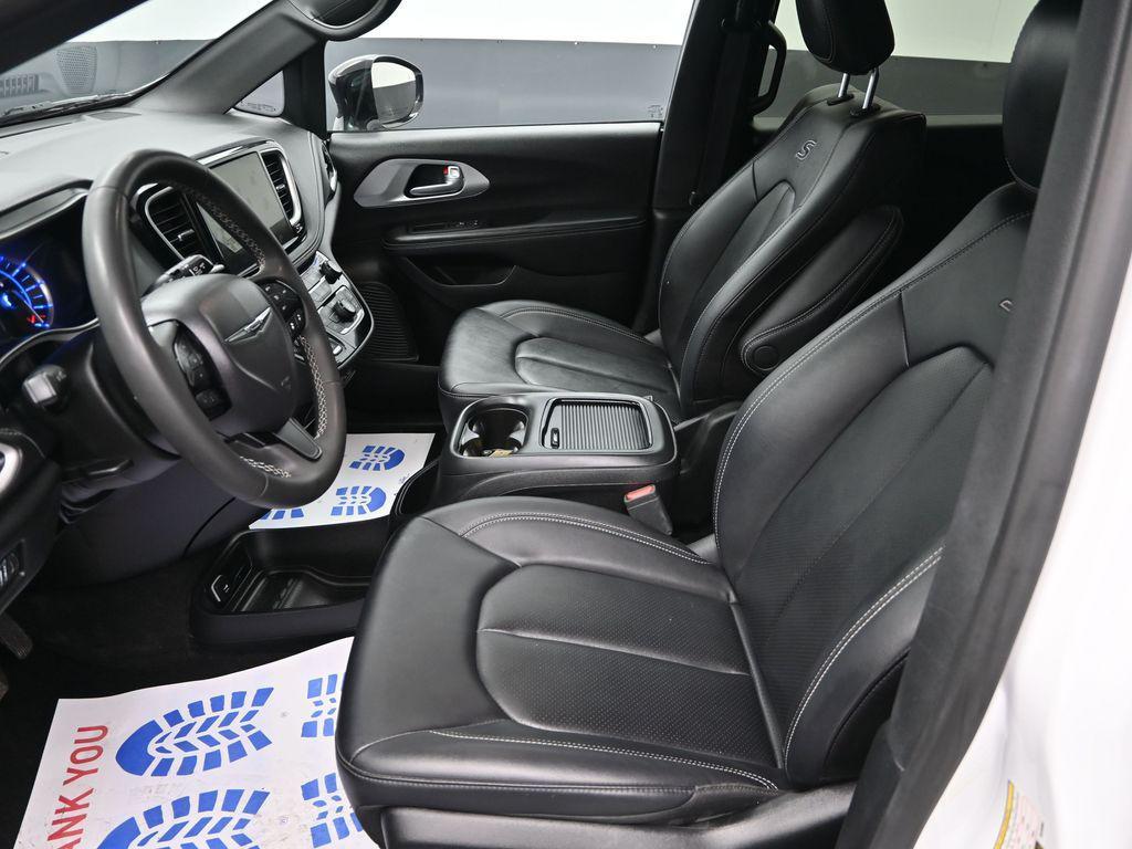 used 2024 Chrysler Pacifica Hybrid car, priced at $27,000