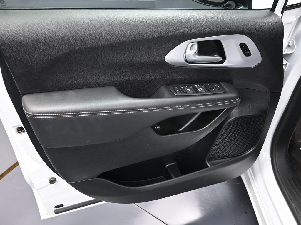used 2024 Chrysler Pacifica Hybrid car, priced at $27,000