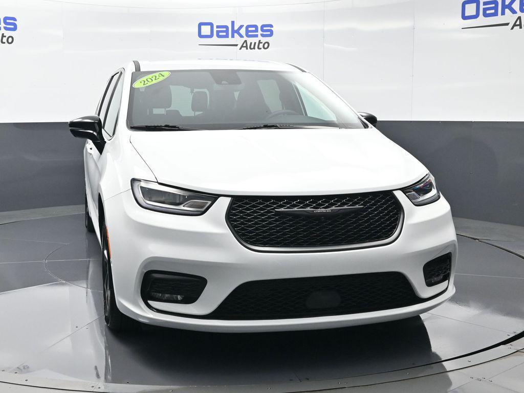 used 2024 Chrysler Pacifica Hybrid car, priced at $27,000