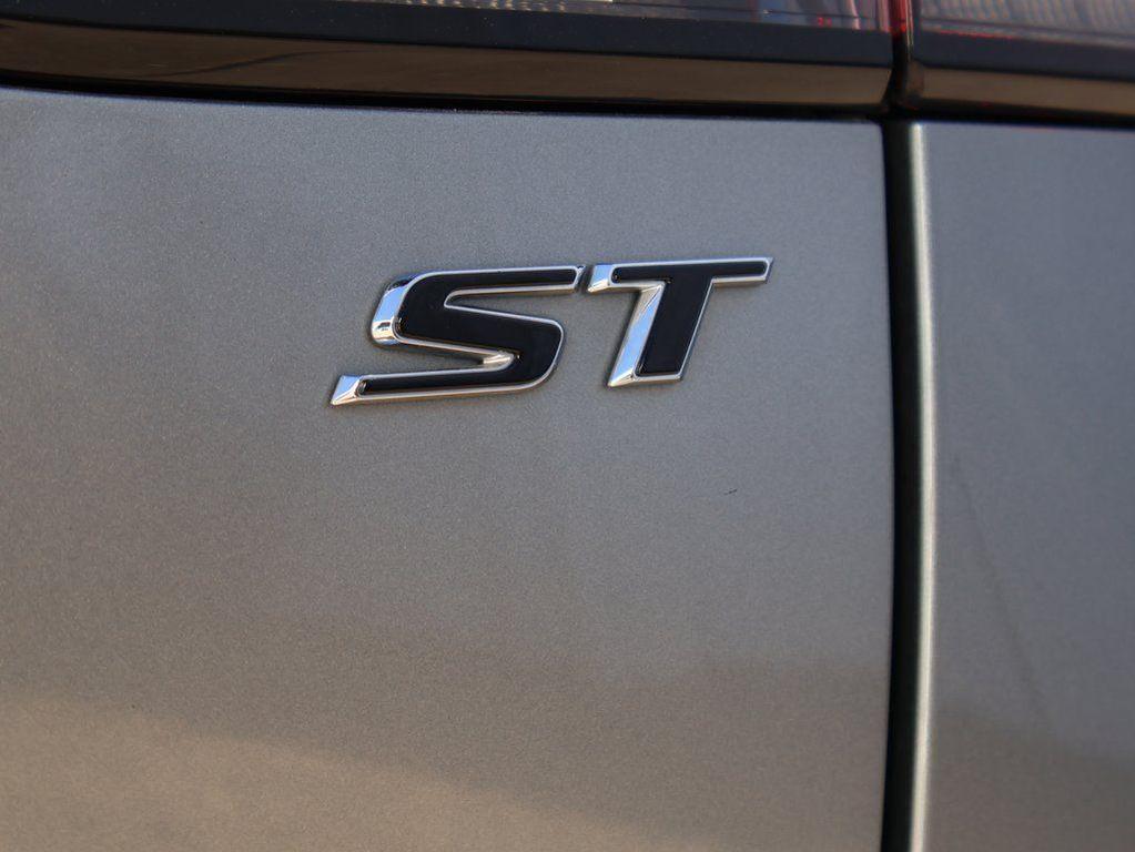 used 2023 Buick Envision car, priced at $24,000