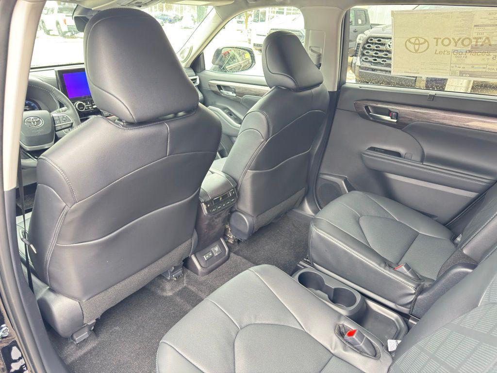 new 2026 Toyota Highlander Hybrid car, priced at $57,782
