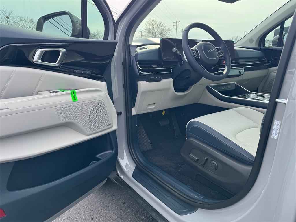 new 2026 Kia Carnival Hybrid car, priced at $55,540