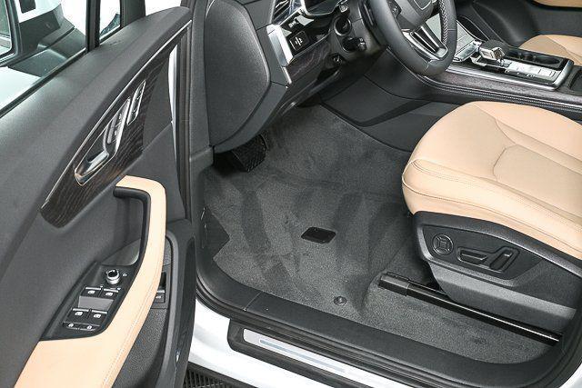 new 2025 Audi Q7 car, priced at $61,692