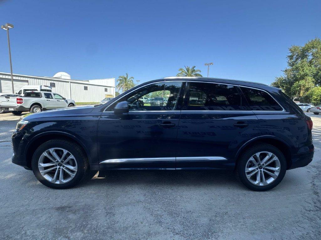 Audi Q7 view 8