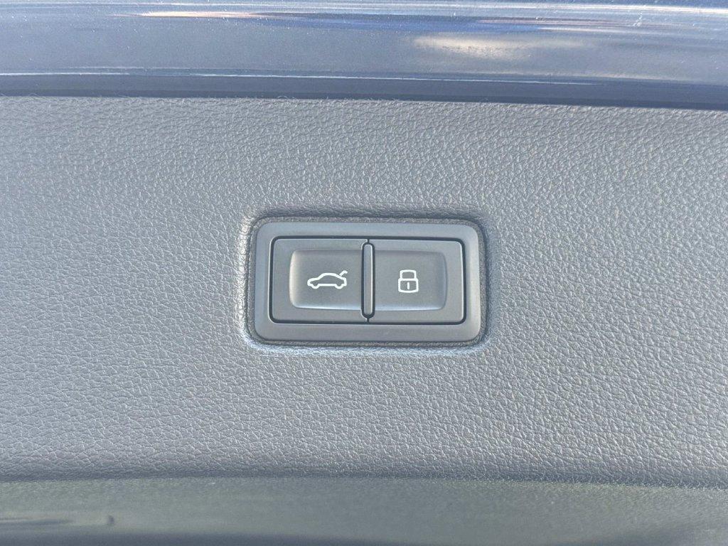 Audi Q7 view 18