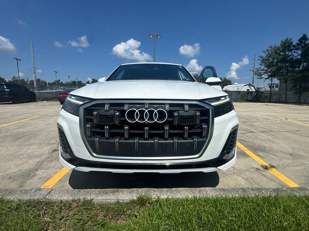 Audi Q7 view 8