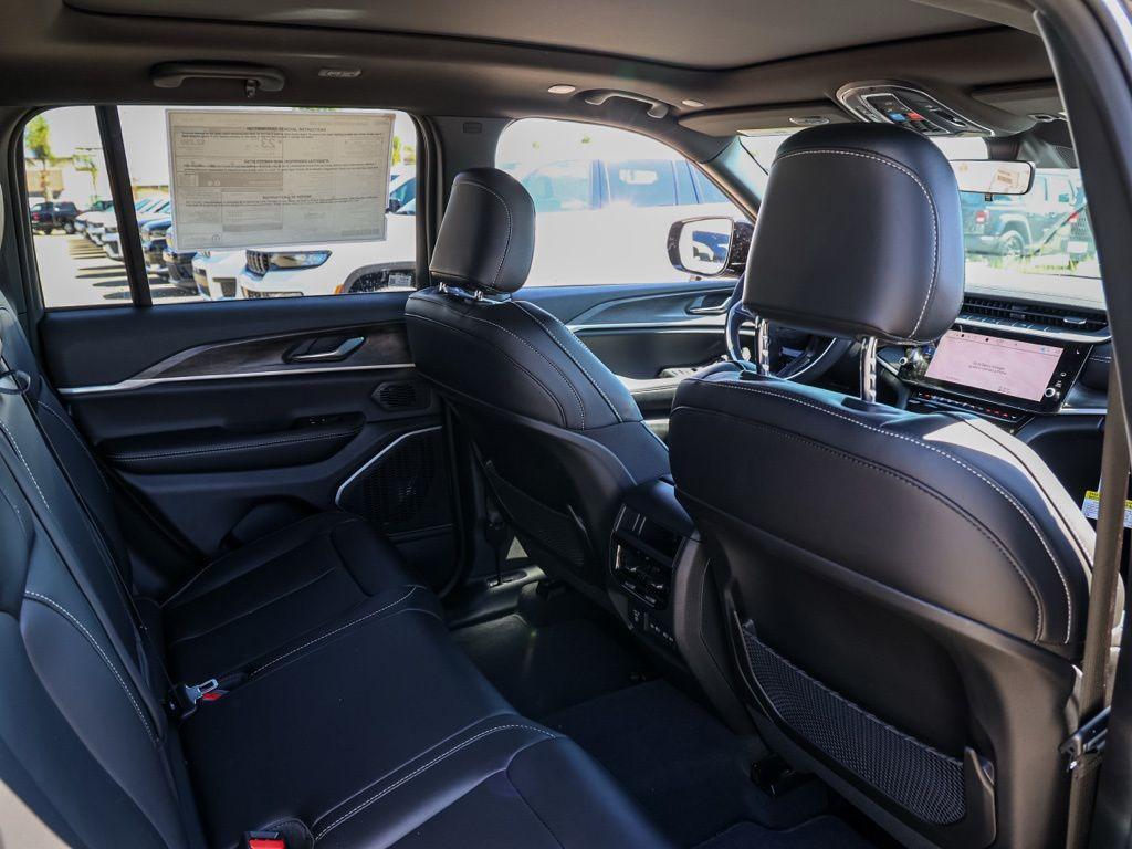 new 2026 Jeep Grand Cherokee car, priced at $44,765