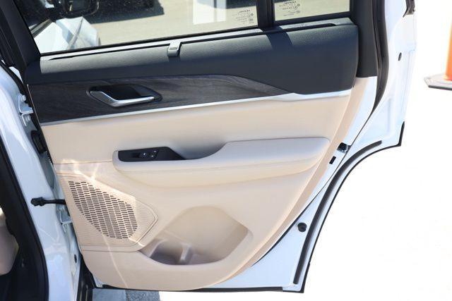 new 2025 Jeep Grand Cherokee car, priced at $40,118