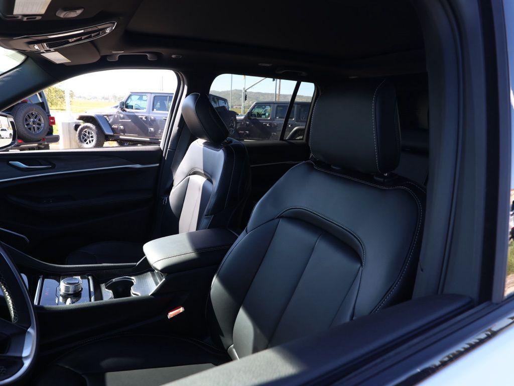 new 2026 Jeep Grand Cherokee car, priced at $44,599