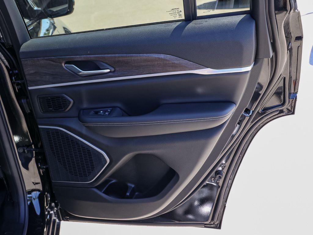 new 2026 Jeep Grand Cherokee car, priced at $43,952