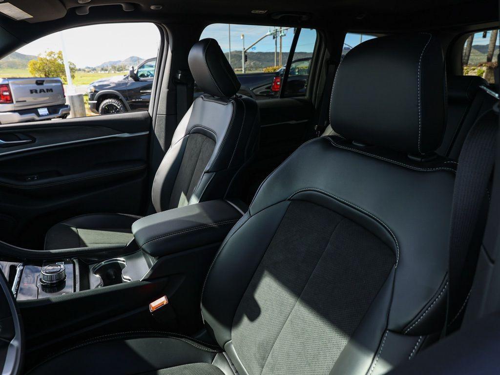 new 2026 Jeep Grand Cherokee car, priced at $45,655