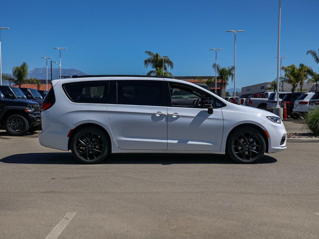 new 2026 Chrysler Pacifica car