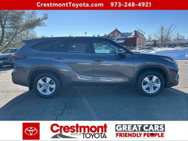 used 2025 Toyota Highlander car, priced at $38,488