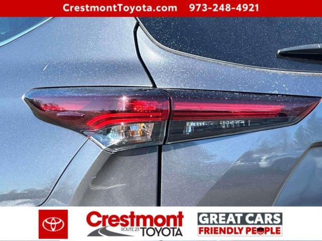 used 2025 Toyota Highlander car, priced at $38,488