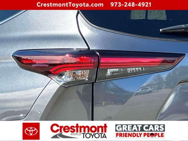 used 2025 Toyota Highlander car, priced at $42,984